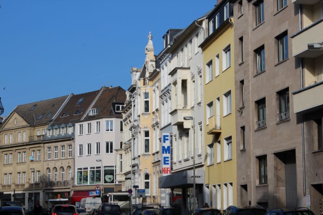 Einzigartig! Kernsanierte 4 Zimmer Wohnung mit Dachgarten in fußläufiger Innenstadtlage!